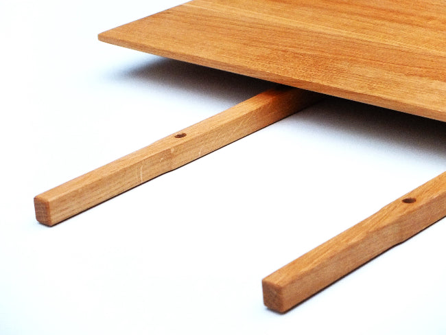 Massiver Echtholztisch aus Eiche mit praktischer Ansteckplatte – handgefertigt und erweiterbar.