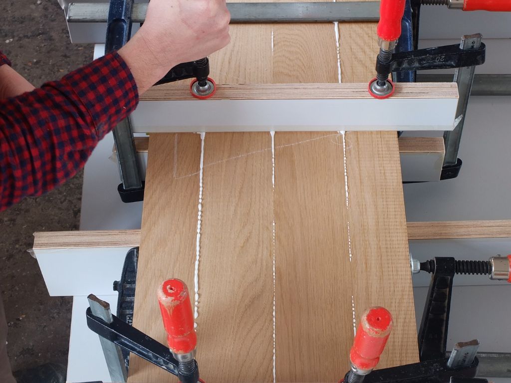 ansteckplatte vom schreiner nach maß handgefertigt schweizer kante massivholztisch