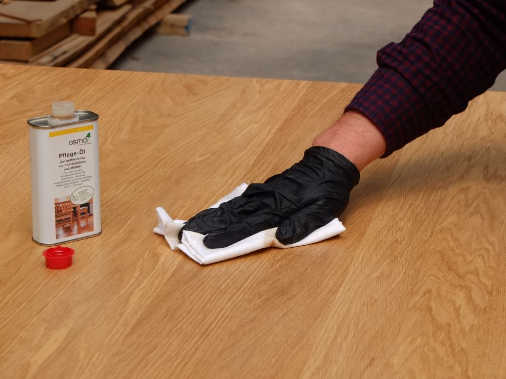 massivholztisch vom schreiner nach maß pflegen