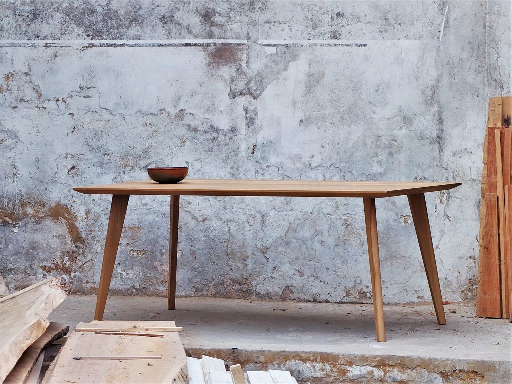 Minimalistischer Esstisch aus 100 % Massivholz mit filigranen Tischbeinen in Eiche