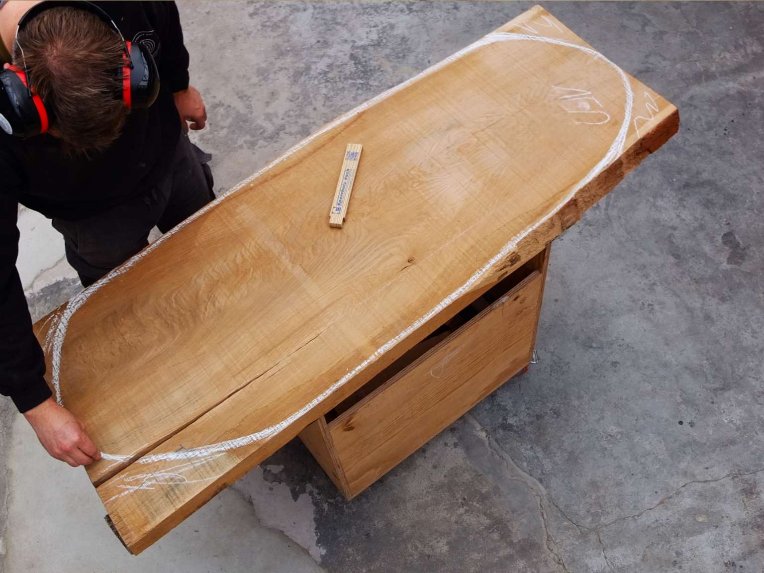 Handgefertigter Tisch vom Tischler aus hochwertigem Massivholz nach Maß gefertigt