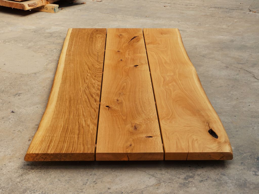 esstisch mit naturkante aus einem stamm eiche vom schreiner