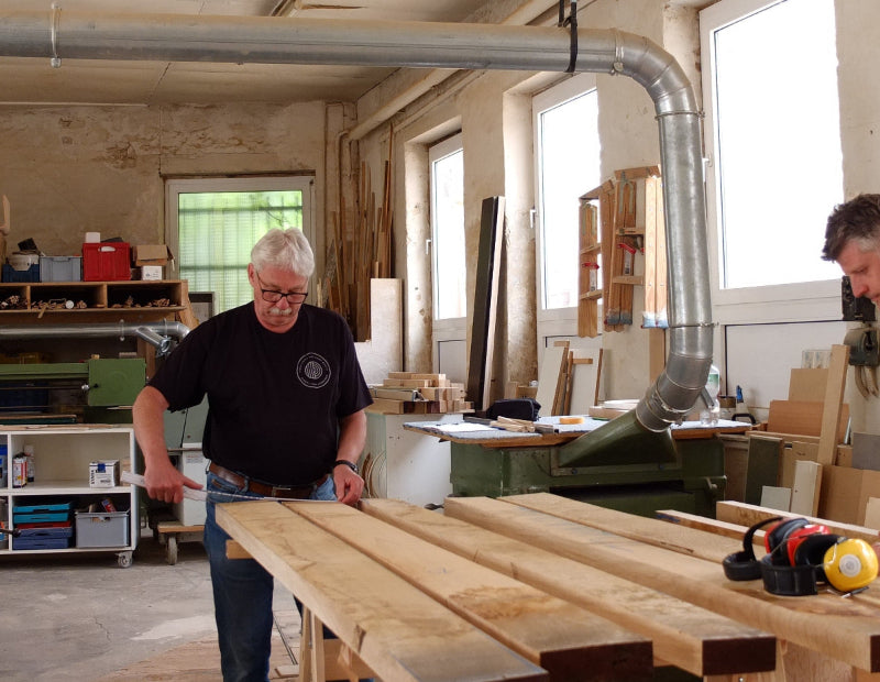 Handgefertigte Esstische aus Massivholz nach Maß – individuell gefertigt, langlebig und zeitlos schön. Perfekt für dein Zuhause!