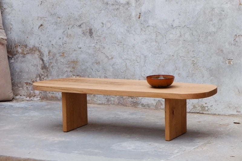 Ovaler Couchtisch aus Echtholz mit organischer Form – skulpturales Design für stilvolle Wohnzimmer