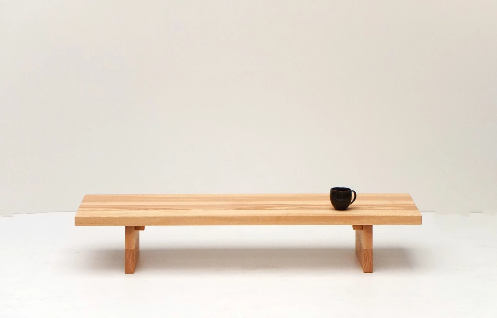 Wabi-Sabi Couchtisch im Japandi Style – unperfekte Schönheit aus edlem Holz