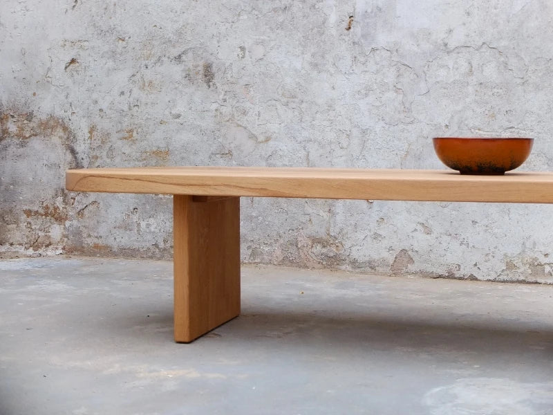 Organisch geformter Couchtisch aus massivem Holz – perfekte Harmonie aus Funktion und Form