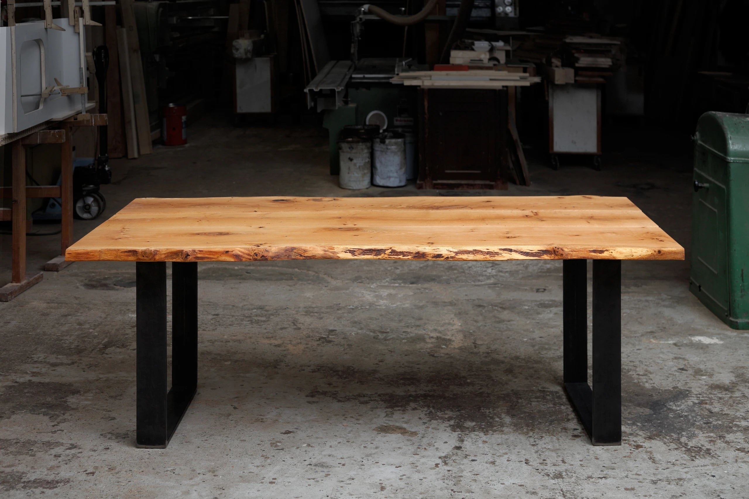 Massivholztisch Eiche mit Naturkante, 200 x 100 cm – moderner Esstisch mit lebendiger Baumkante vom Schreiner