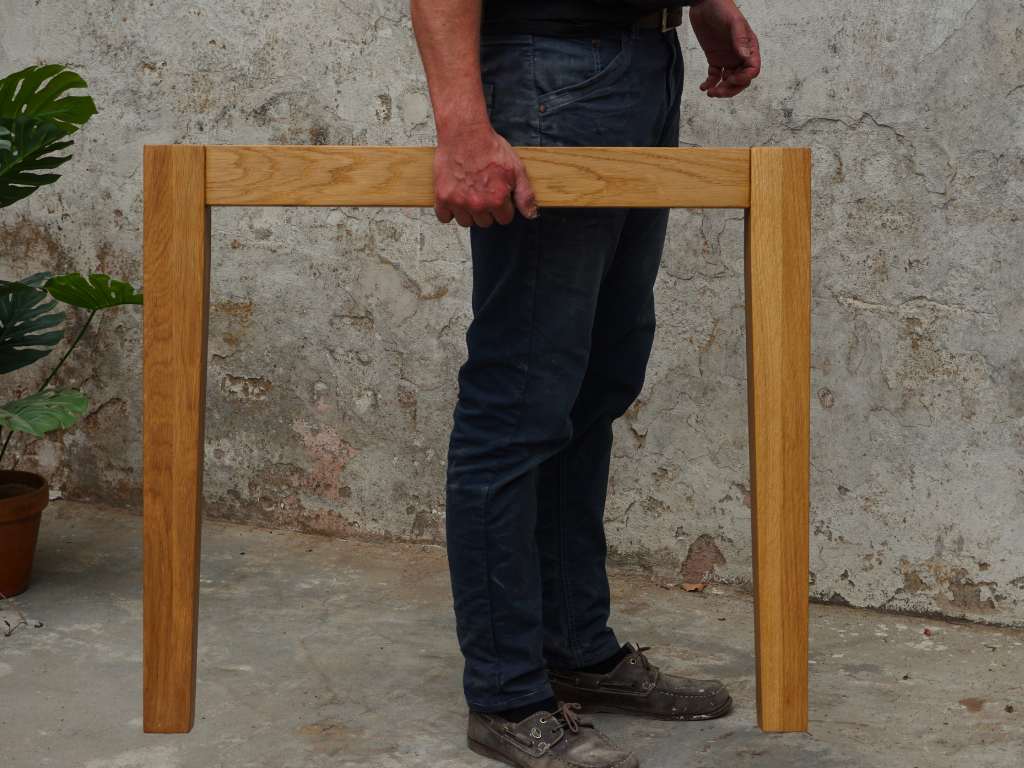 ein moderner wirtshaustisch aus massivholz vom schreiner nach maß gefertigt