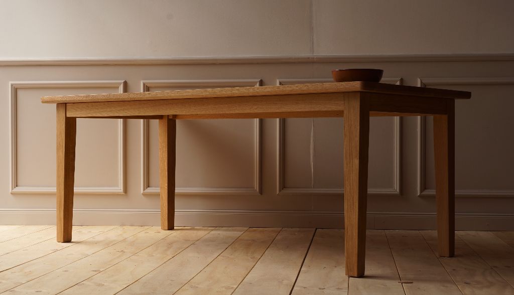 hochwertige-holztische-massiv-handgefertigte-unikate-aus-eiche-im-wohnzimmer