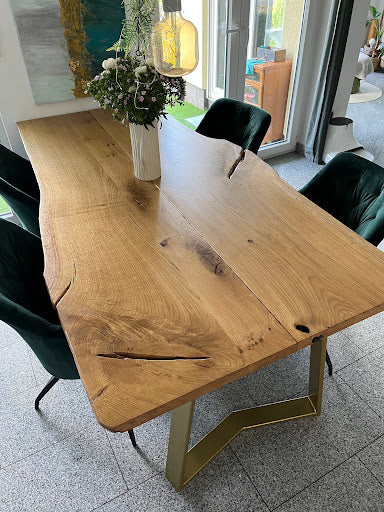 Massivholztisch Esszimmer – Echtholztisch vom Tischler für elegantes Wohnen im Esszimmer oder Wohnzimmer.