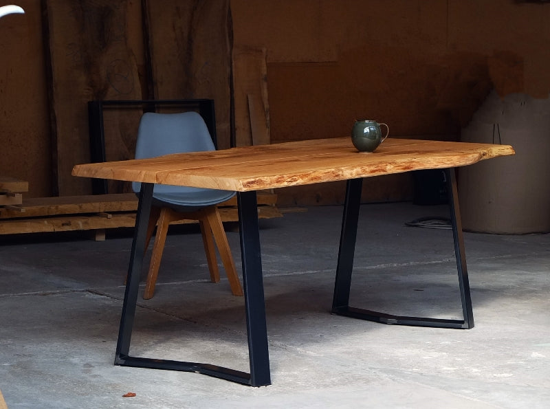 Massivholztisch mit lebendiger Baumkante – Wabi-Sabi Design in Perfektion