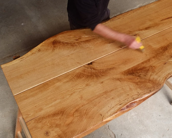Wabi-Sabi Esstisch, handgefertigt mit feiner Baumkante aus regionaler Eiche Nakashima Style