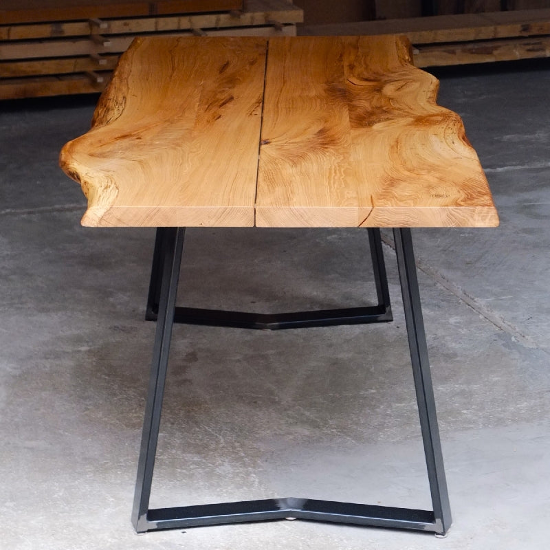 Wabi-Sabi Tisch im Japandi-Stil mit lebendiger Naturkante aus Eiche