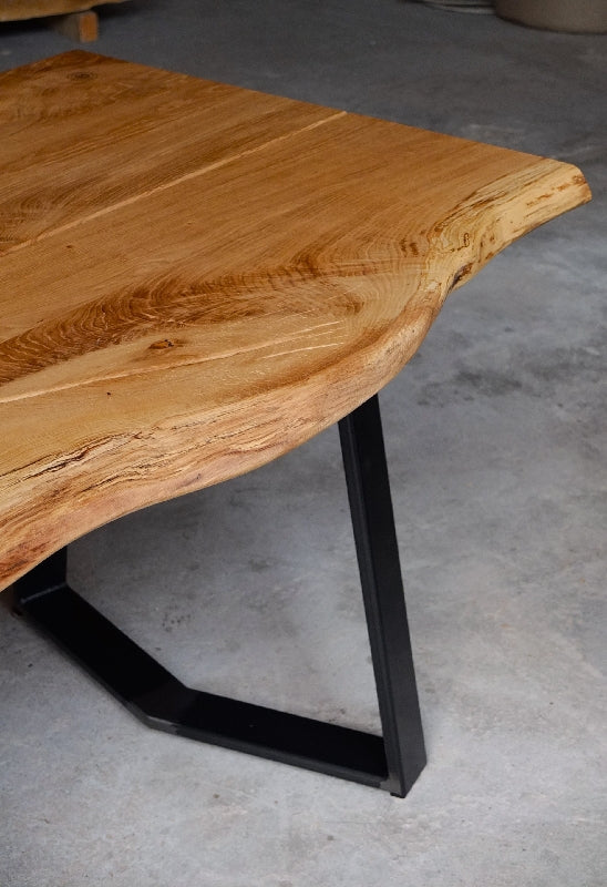 Wabi-Sabi Design: Massivholztisch mit geölter Baumkante und ruhiger Maserung.
