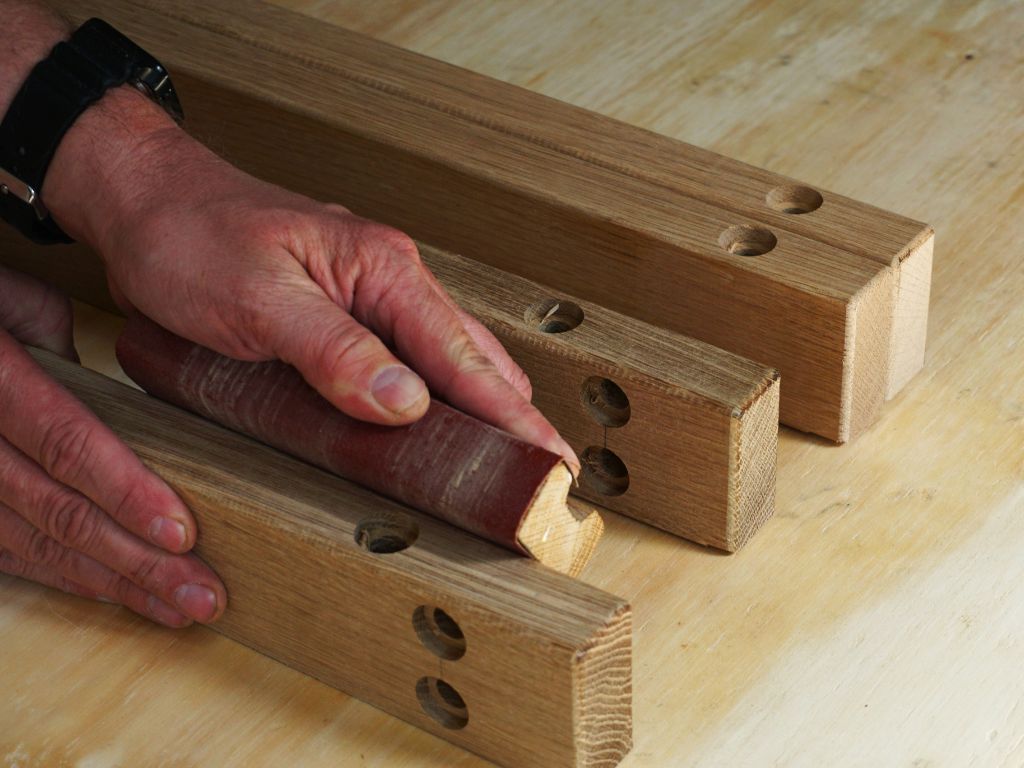 kleiner holztisch küchentisch mit gerundeten ecken nach maß vom schreiner