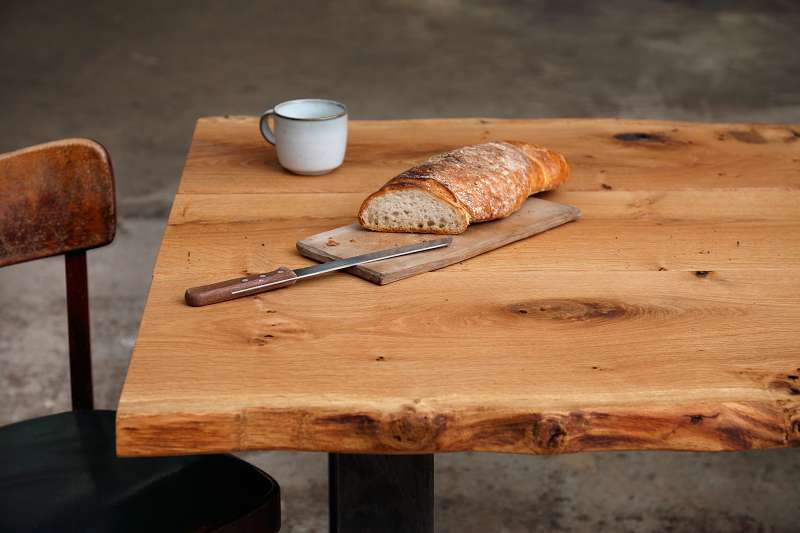 Eleganter Designtisch aus Eiche, 180 x 90 cm, Naturkante betont die organische Form – Esszimmertisch