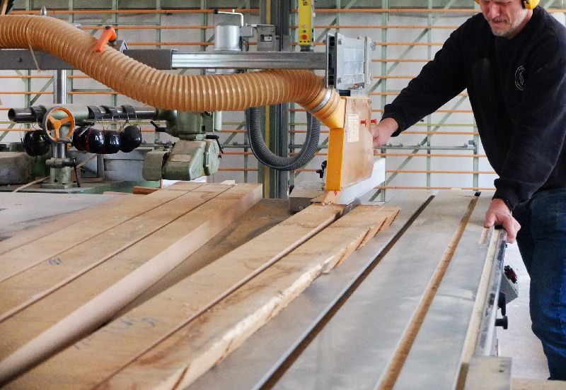 Massivholztisch vom Tischler – handgefertigter Vollholztisch als Esstisch vom Schreiner, individuell nach Maß gebaut.